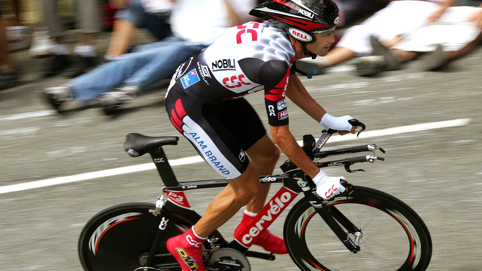 爱游戏体育在线app-高山攀岩惊险比赛，追求巅峰的勇气，高空攀岩视频