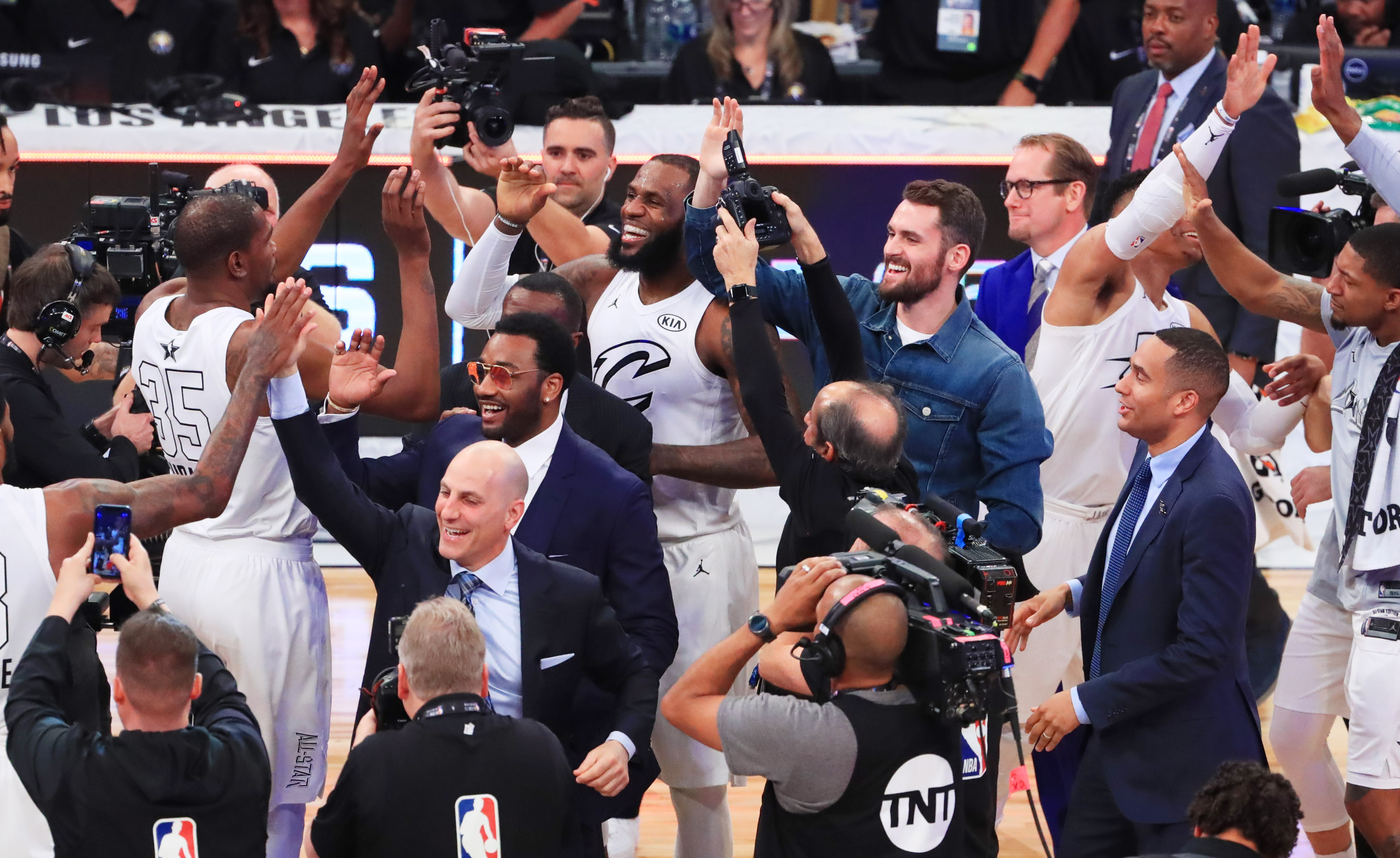 爱游戏体育:NBA全明星周末：明星球员精彩表演回顾的简单介绍